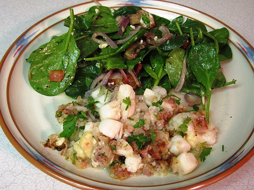 Warm spinach salad and scallops gratin